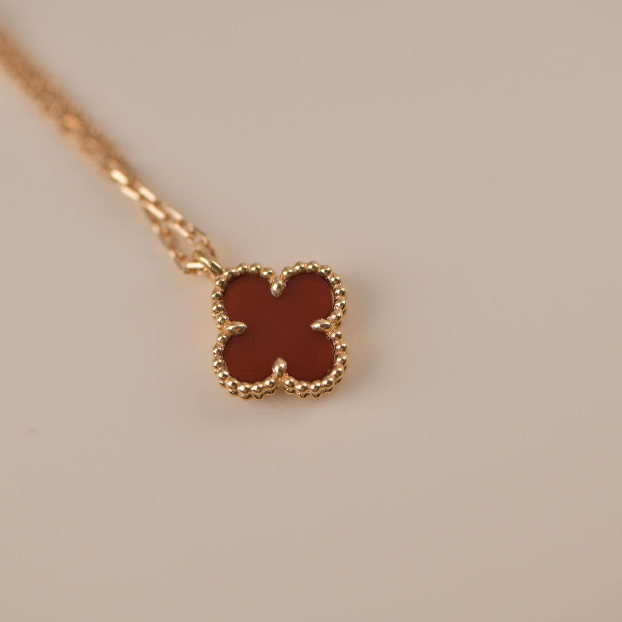 [ORA]CLOVER MINI 9.5MM WHITE CARNELIANS NECKLACE