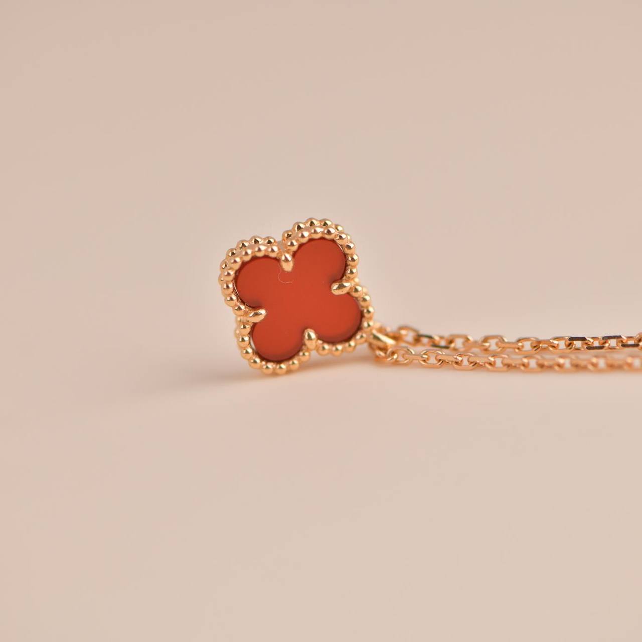 [ORA]CLOVER MINI 9.5MM WHITE CARNELIANS NECKLACE