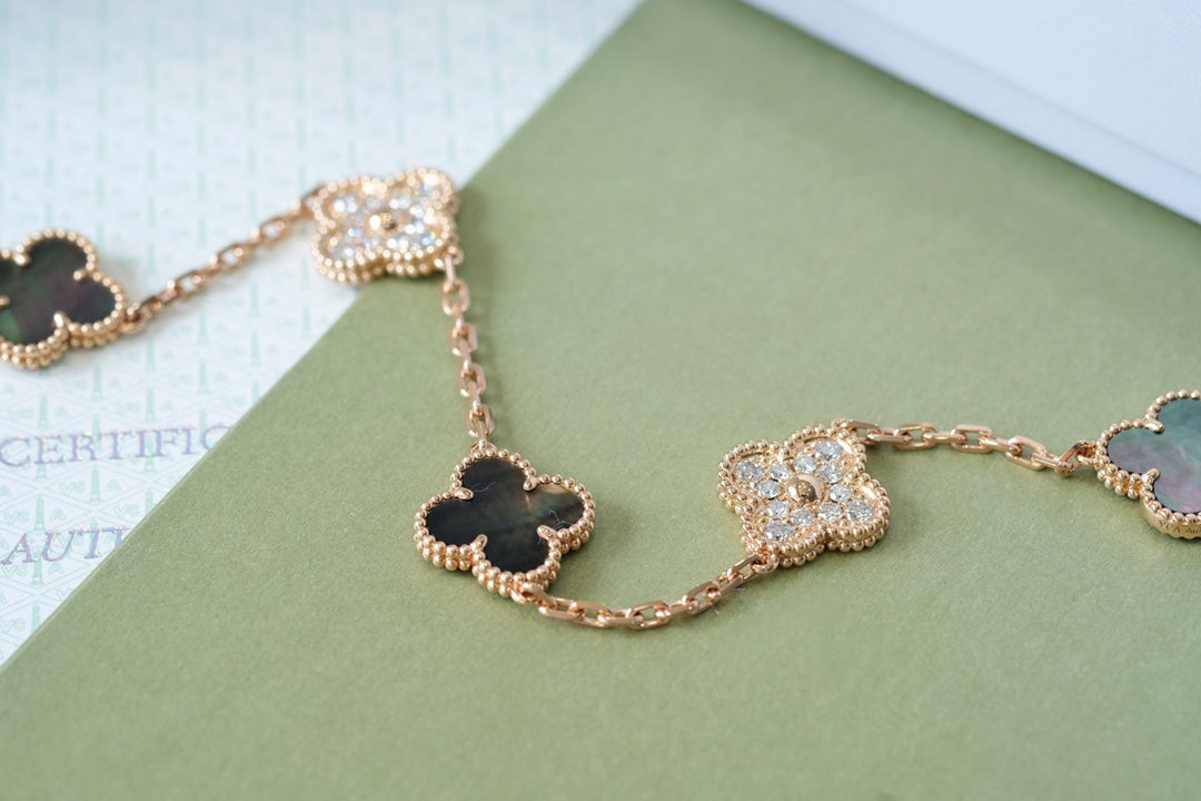 [ORA] CLOVER 5 MOTIF GRAY MOP BRACELET COLLECTION