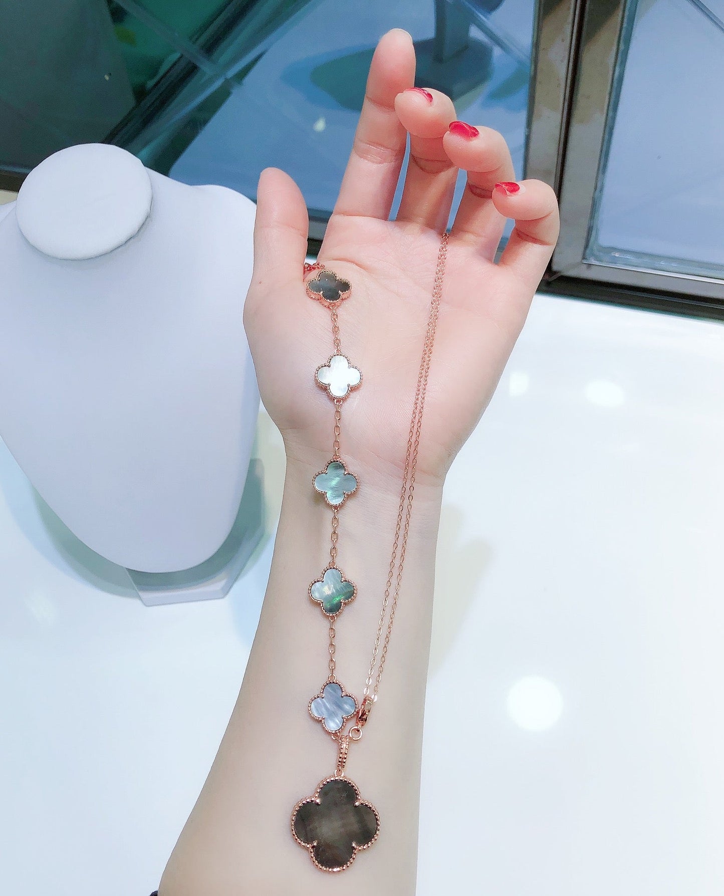 [ORA]ARMBAND 5 MOTIVE UND HALSKETTE DUNKLES PERLMUTTER ROSÉGOLD