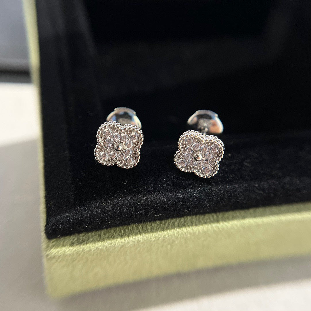 [ORA]CLOVER MINI DIAMOND STUD EARRINGS