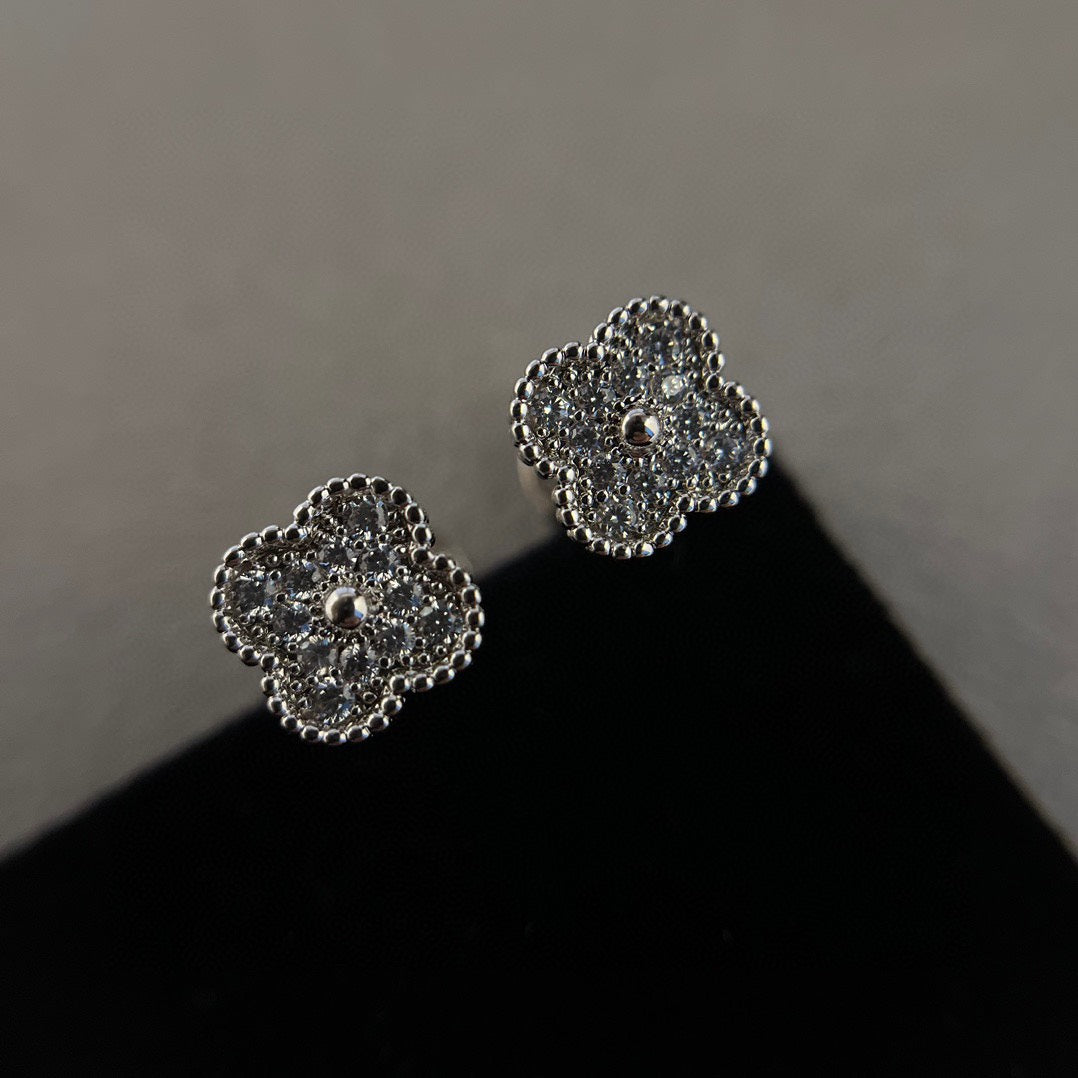 [ORA]CLOVER MINI DIAMOND STUD EARRINGS