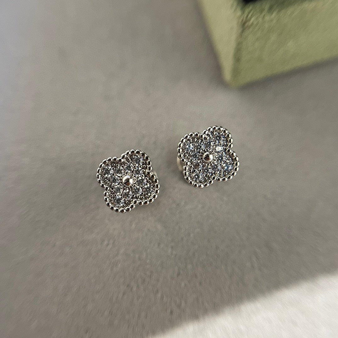 [ORA]CLOVER MINI DIAMOND STUD EARRINGS