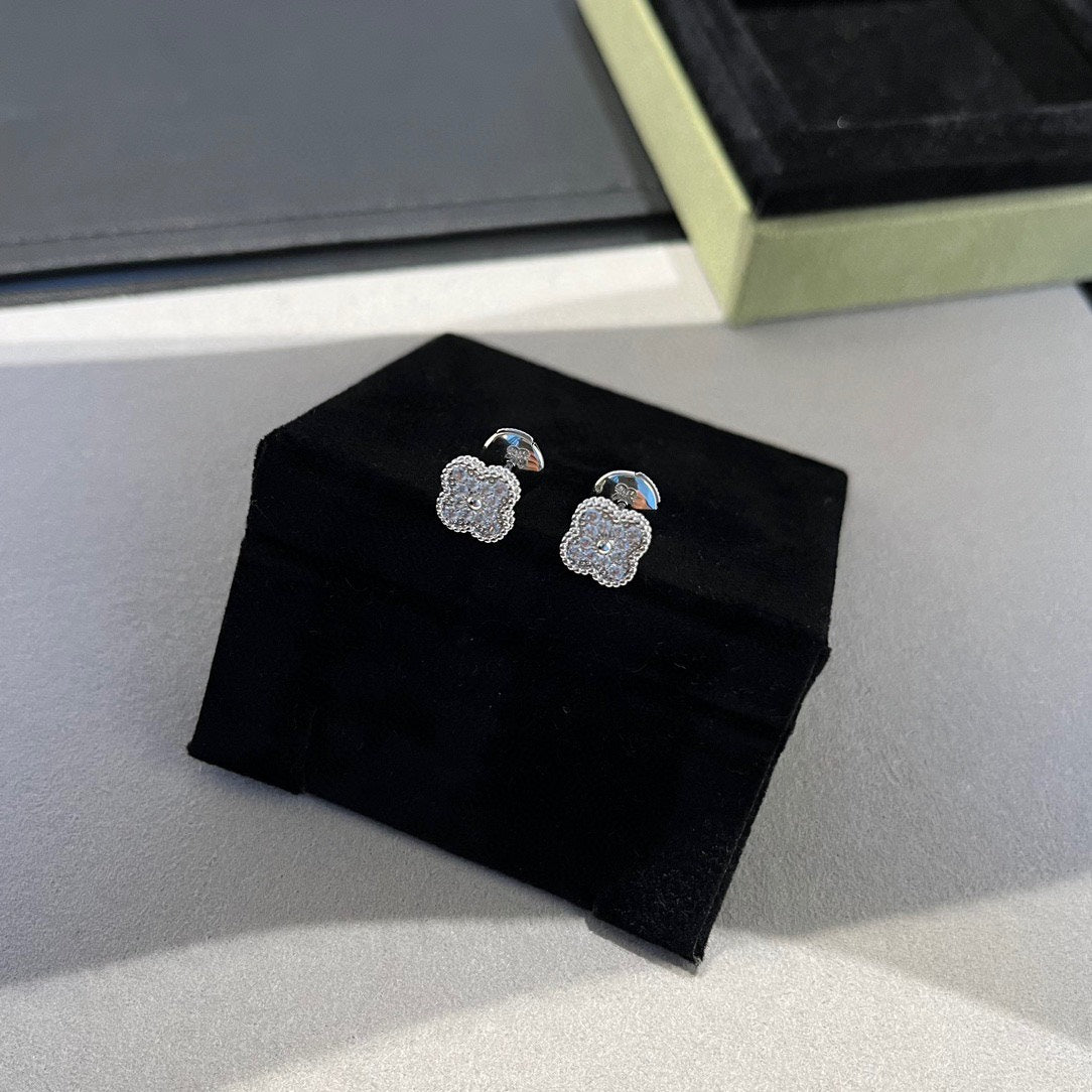 [ORA]CLOVER MINI DIAMOND STUD EARRINGS