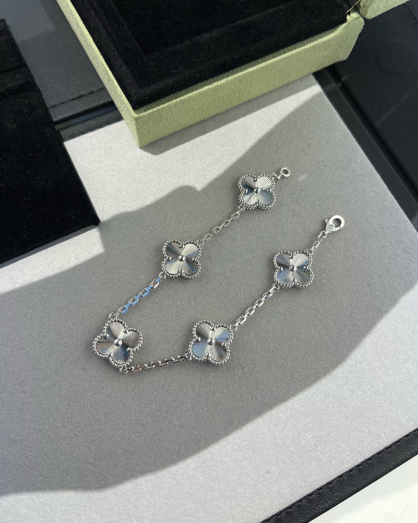 [ORA] CLOVER 5 MOTIF LASER BRACELET COLLECTION